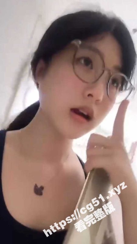 独家曝光 黑龙江反差眼镜妹 许馨亓 在网上装清纯 在现实中当母狗 为了买苹果手机竟然给四个中年人当肉便器-51吃瓜网