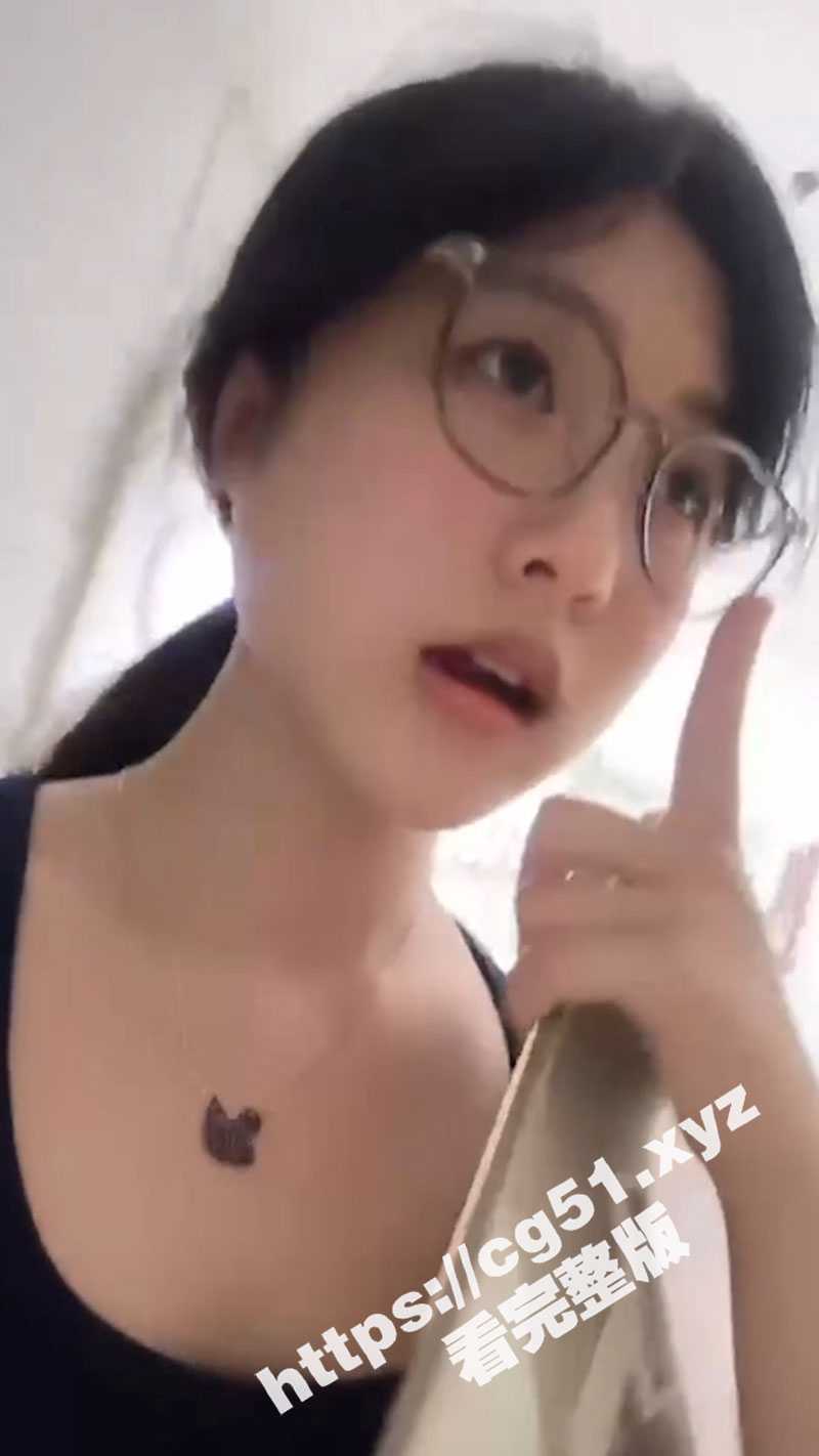 独家曝光 黑龙江反差眼镜妹 许馨亓 在网上装清纯 在现实中当母狗 为了买苹果手机竟然给四个中年人当肉便器 - 51吃瓜网-51吃瓜网