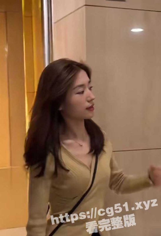 王者级小母狗调教！小美女被用扩阴器打开骚逼 然后被直接尿在骚逼里 彻底成为厕奴肉便器！-51吃瓜网