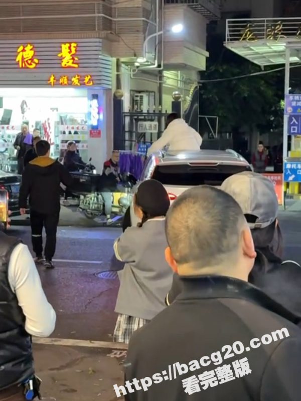 汕头龙眼南路街头大战 二婚女怒骂出轨男 窜上车顶疯狂砸车 这泼妇劲难怪是二婚呢-51吃瓜网