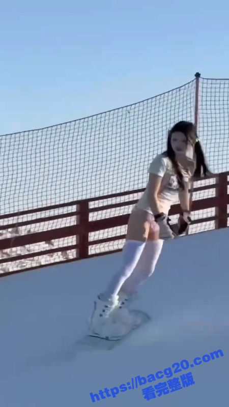 暗黑界新赛道 滑雪场福利姬 双马尾萝莉打破道德底线 在热闹非凡的滑雪场全裸露出 真怕把逼冻坏了啊！-51吃瓜网
