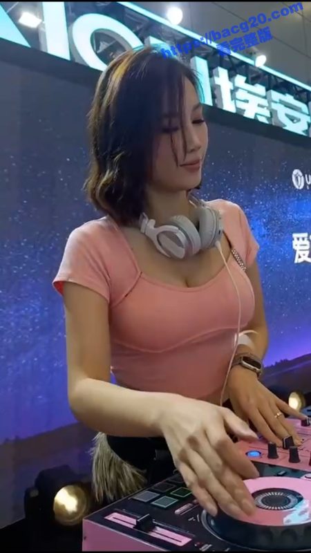 2025深圳改装车展 车模小姐姐车顶大跳骚舞 穿着暴露逼都露出来了！-51吃瓜网