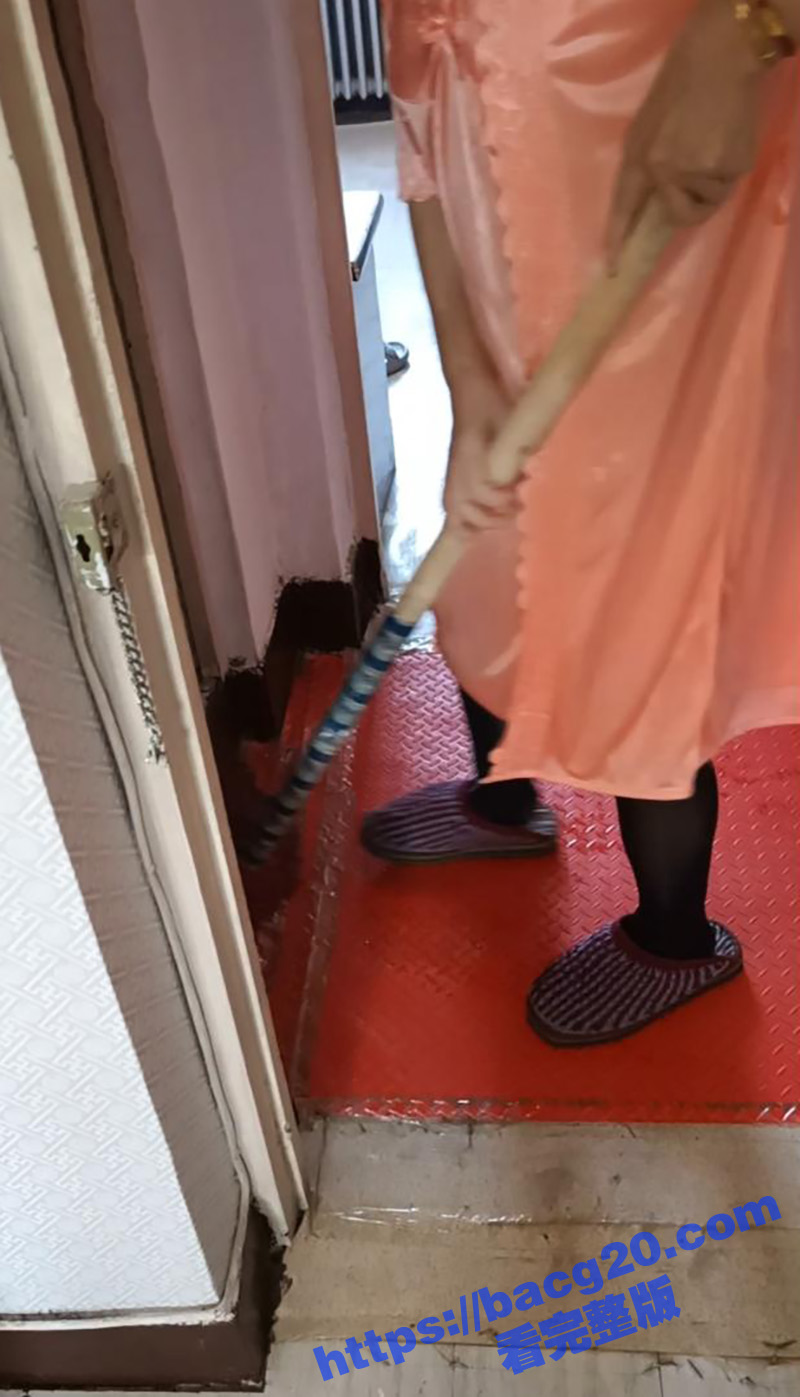 海角母子乱伦之与母缠绵 骚母亲穿性感粉色睡衣 被扛起来黑丝长腿大力抽插 - 51吃瓜网-51吃瓜网