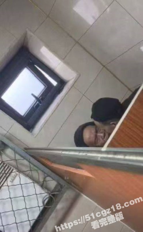 成都公共厕所惊现老年基佬激情互啃 场面极其夸张 也只有空巢老人内心才这么空虚吧！-51吃瓜网