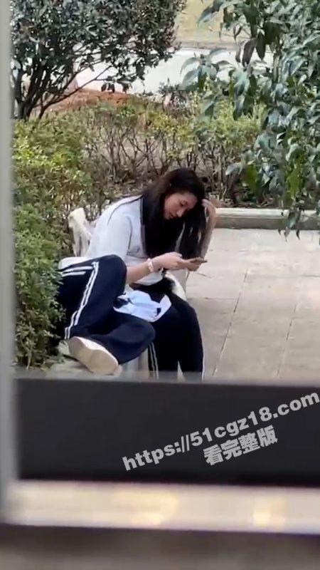 逆天小情侣野外做露水夫妻 无视旁人口交舔奶 被偷拍视频流出！-51吃瓜网