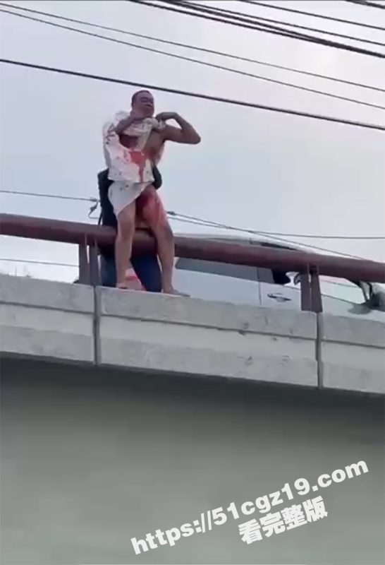 国外男子浑身鲜血欲跳桥 家人奋力阻止未果 最终裸身一跃而下 生死未卜-51吃瓜网