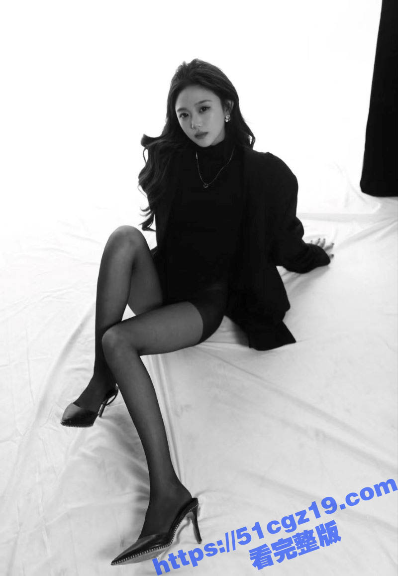 深圳车展00后嫩模 尹S 定制SM调教视频 强迫粉丝男奴舔脚舔逼 鞭打玩弄反差感极强! - 51吃瓜网-51吃瓜网