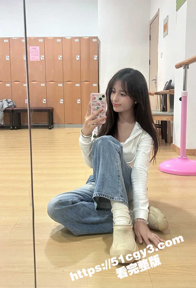 真实兄妹乱伦！打王者的妹妹突遭亲哥咸猪手调教 扒裤抠穴无套后入 怒射亲妹骚穴 - 51吃瓜网-51吃瓜网