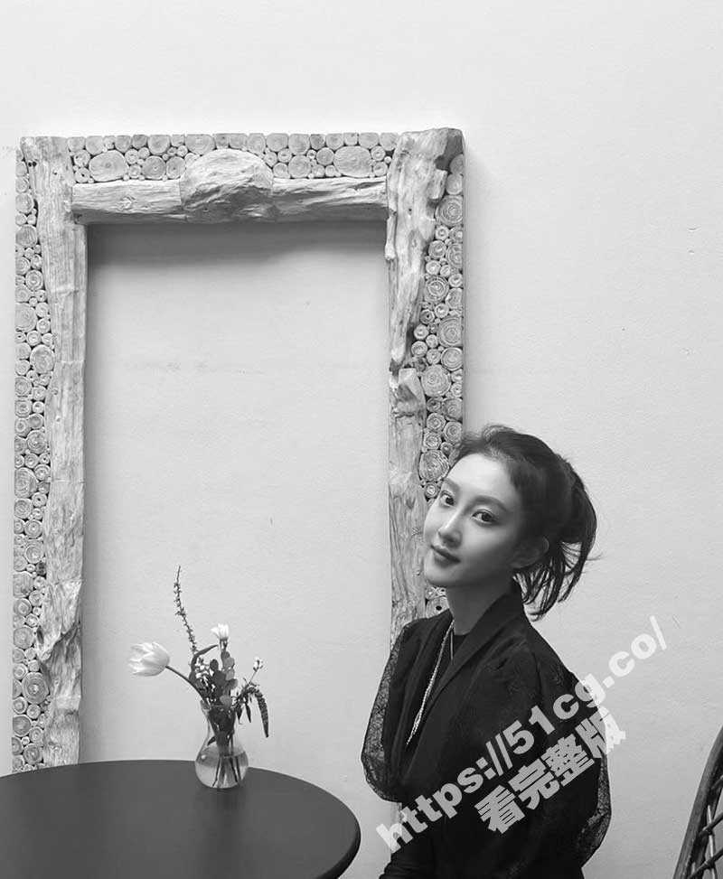 艺校高颜值反差学姐 外表高冷御姐范 实则是给主人舔脚的骚母狗 - 51吃瓜网-51吃瓜网