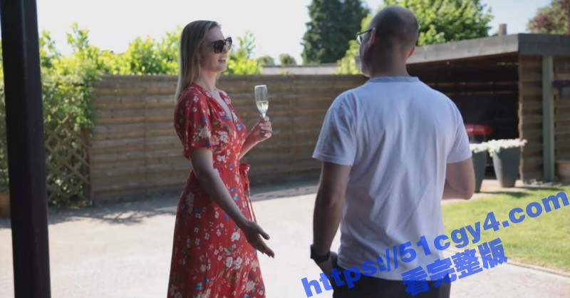 国外金发美女闯入别人的家庭聚会 全裸勾引人家老公 尺度之大令人瞠目结舌！-51吃瓜网