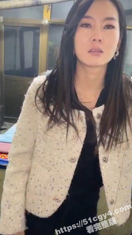 两女PK惩罚被主人把嘴缝在一起 过程居然毫无反抗 钢针刺进嘴巴看着都痛 不说还以为是缅北园区新惩罚呢！-51吃瓜网