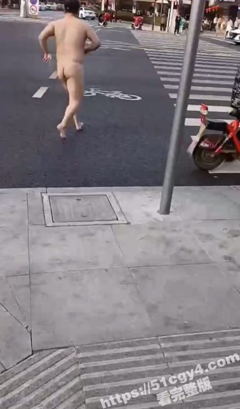 白胖裸男大街上全裸露出 在斑马线上向路人磕头 吓得车辆纷纷避让 这难道也是主人的任务？-51吃瓜网