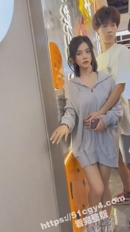 KFC最新抄底偷拍  学生妹长相酷似王菲 和男友一直舌吻 必须狠狠地偷拍一波！-51吃瓜网