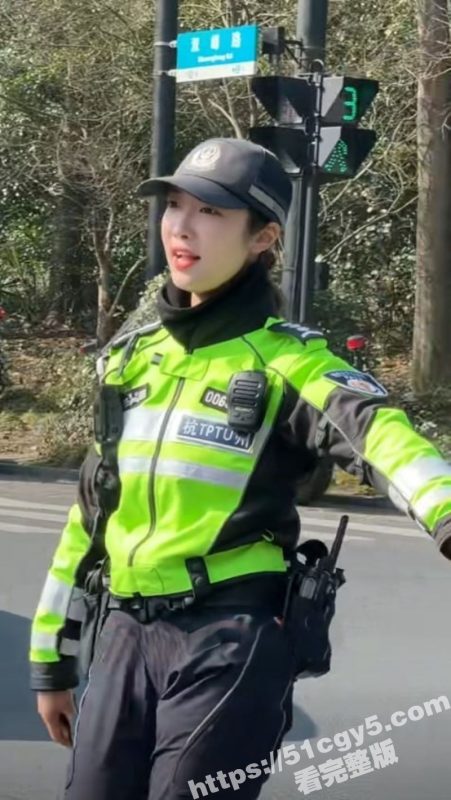 杭州西湖网红兔子警官 李语蔚 竟被网友撞倒搭讪 最后救护车担架抬走！-51吃瓜网