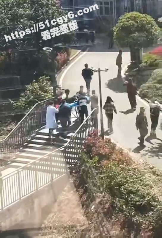 惊爆荒淫大瓜 重庆璧山职高校花被4男教室群P干晕 送医救治现场视频曝光 震惊全网-51吃瓜网