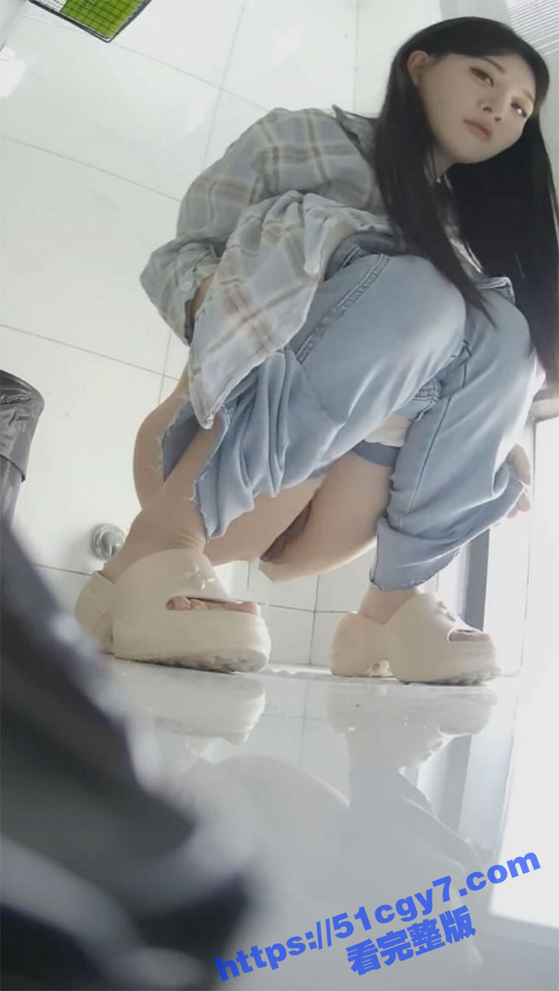 顶级偷拍大神 潜入车展中心女厕偷拍多位清纯妹子的骚穴 最后似乎还被发现了! - 51吃瓜网-51吃瓜网