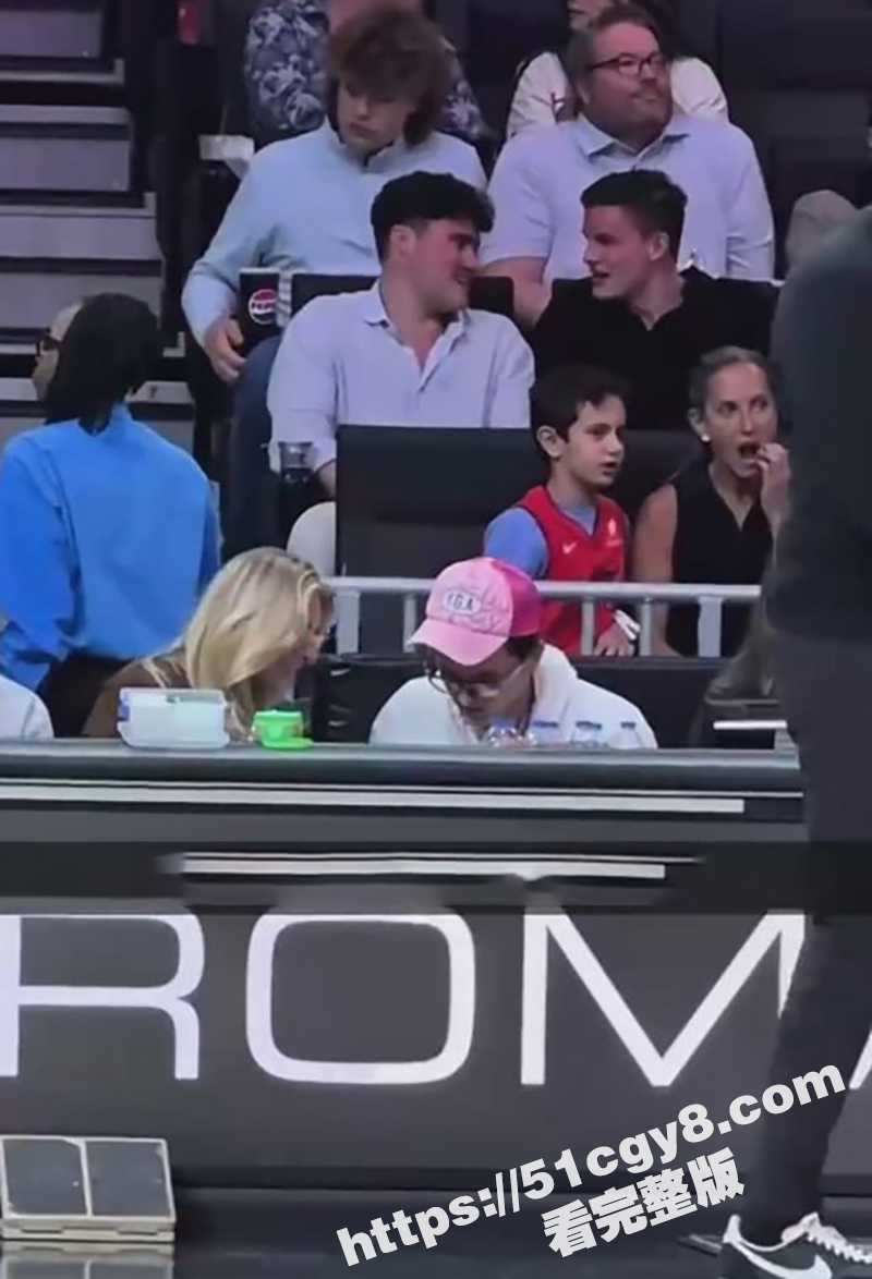 NBA掘金主场塞 富二代说唱歌手 lilmabu 让成人明星女友当众口交 起身擦嘴疑似吞精! - 51吃瓜网-51吃瓜网