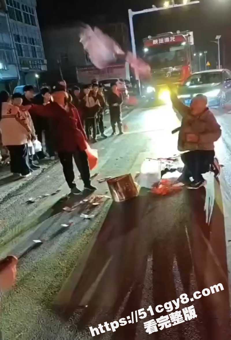 安徽男子突发精神病 当街撒现金几十万 现场视频曝出！ - 51吃瓜网-51吃瓜网