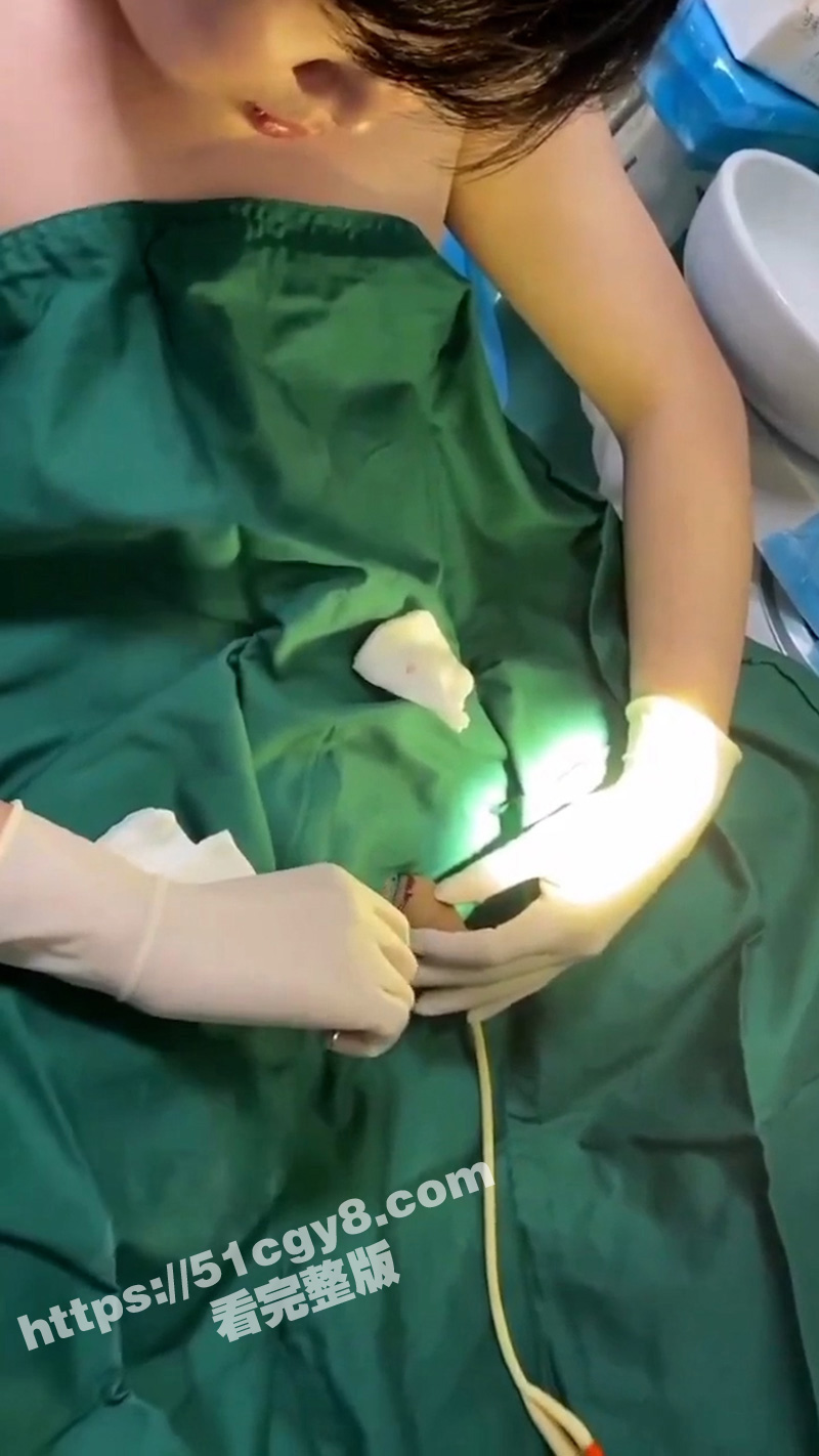 猎奇重口慎入 人妖变性自己动手切掉JJ 切除后对着自己的二弟口交做最后的告别 这TM真够变态啊！ - 51吃瓜网-51吃瓜网