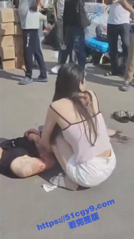 玛莎拉蒂车主一VS七  被打的血肉模糊倒地不起 蓝色不死鸟也有折翼之时！-51吃瓜网