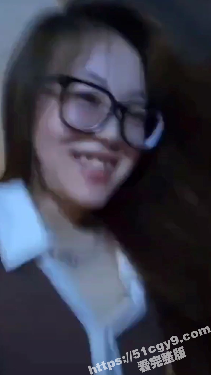 抖音反差眼镜少妇 竟在直播间激情啪啪 超骚的呻吟声让粉丝浮想联翩！ - 51吃瓜网-51吃瓜网