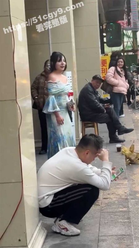 长沙解放西路 嫩妹网红邀请路人拍段子 谁知哥们儿上来对着大奶一顿抓！-51吃瓜网