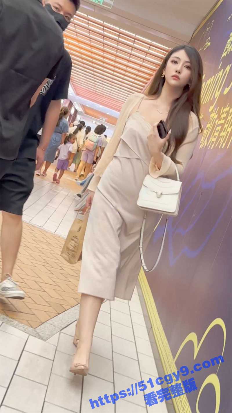 街拍抄底大神 偷拍模特级御姐 完美翘臀白皙大长腿居然不穿内裤出门 简直不要太骚啊！ - 51吃瓜网-51吃瓜网