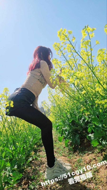 51原创大神 狂情哥哥 油菜花地激情后入妹妹 操的粉嫩骚穴直冒白浆！-51吃瓜网