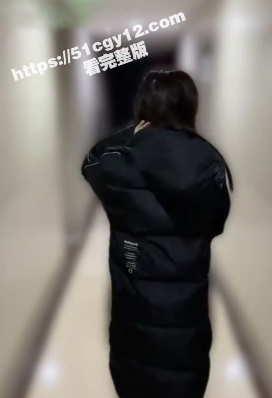 绿帽大神 克莱因 与爱妻首次尝试人前露出 楼道里无套做爱 双视角调教视频流出！-51吃瓜网