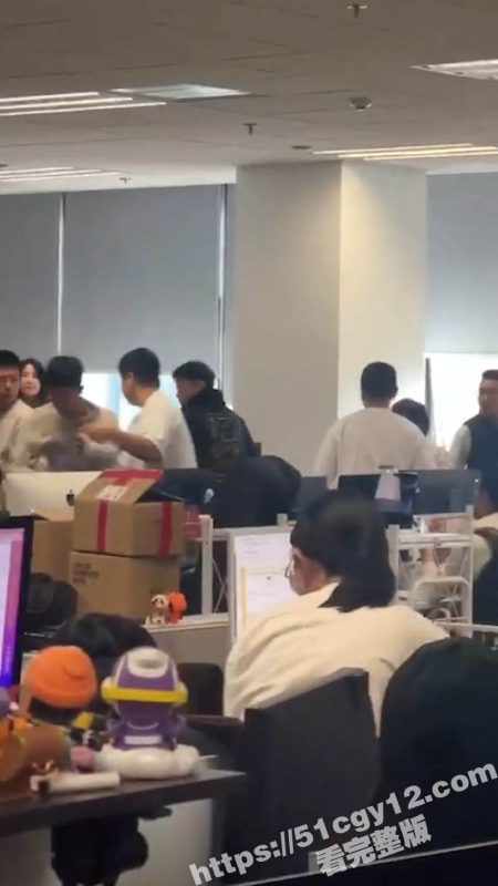 京东大瓜火爆全网！管不住屌的东京员工竟约炮供应商老婆 被供应商携全家到公司要说法！-51吃瓜网