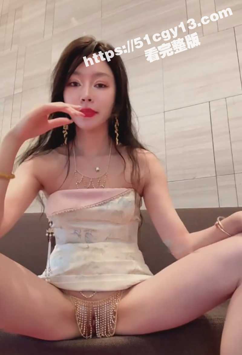 御姐颜值网红 彤彤乖 竟骚出国门!在国外赌场当众露逼 出租车上给印度三哥看骚穴 没被射穿真是奇迹了! - 51吃瓜网-51吃瓜网