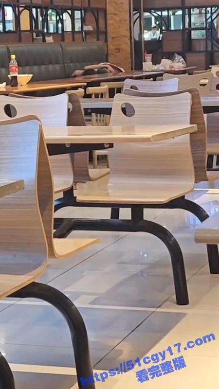 大学生光天化日之下激情开干 餐厅秒变战场 现在的大学都开放成这样了吗？-51吃瓜网