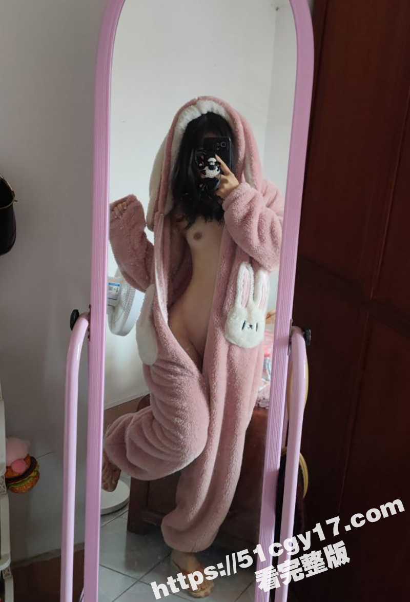 白月光少女 不雅视频被曝 竟被大叔调教成乖巧小淫猫 各种露出自慰 搂腰猛操蜜穴流水不止! - 51吃瓜网-51吃瓜网