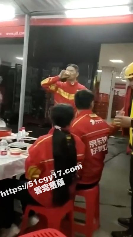 瓜友晚上吃火锅 一个四五十岁的老外卖员 喝了点酒就在吹牛逼 大家看看有认识的么？-51吃瓜网