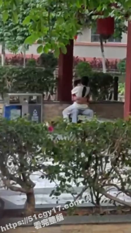 广东食品药品职业学院 情侣野战偷拍曝光 从白天操到晚上 年轻人逼瘾是真大啊！-51吃瓜网
