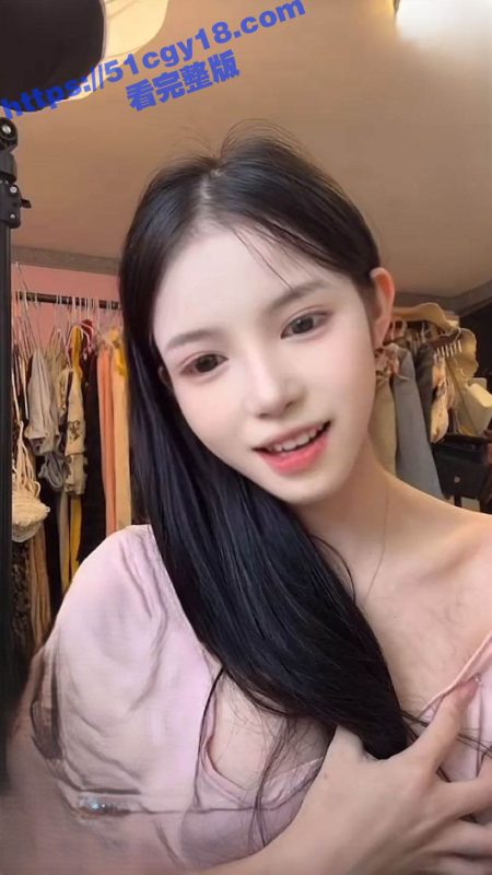 抖音嫩妹真空带货 胸前凸点清晰可见 性感曲线引爆流量！ 现在连卖内衣都这么卷了吗？-51吃瓜网