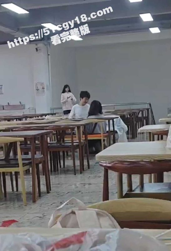 大学食堂情侣当场上演成人片 激情舌吻跪着给男友撸管 钻桌底含鸡巴 偷拍视频火遍全网！-51吃瓜网