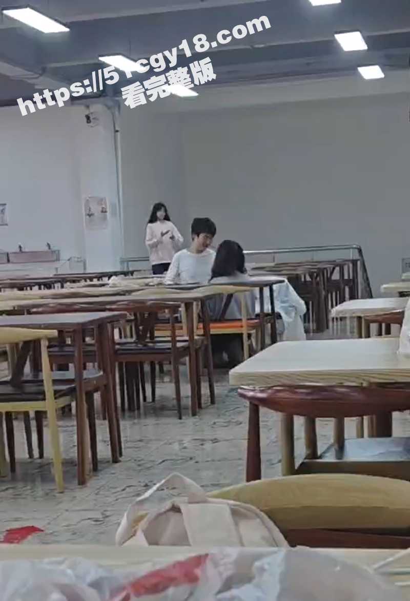 大学食堂情侣当场上演成人片 激情舌吻跪着给男友撸管 钻桌底含鸡巴 偷拍视频火遍全网！ - 51吃瓜网-51吃瓜网