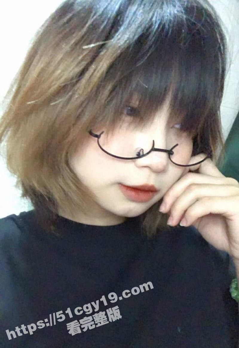 越南网红眼镜妹直播狂揉巨奶 纯天然真胸又大又软 绝对好rua到爆！ - 51吃瓜网-51吃瓜网