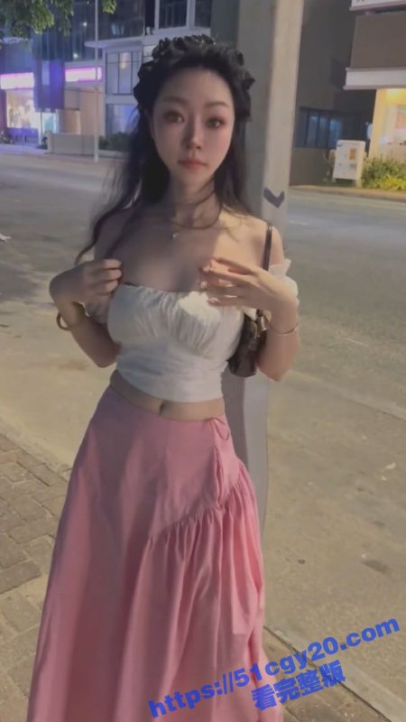 露出界天花板 彤彤乖 最新合集视频 印度阿三面前大胆撩衣露逼 户外大街三点全露 刺激感拉满！-51吃瓜网