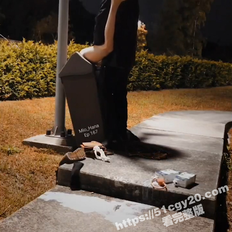 户外圈又出新花样！美女深夜倒立在垃圾桶供路人随意插入 高潮抽搐淫水狂喷1米多高 这又是什么新赛道吗？-51吃瓜网