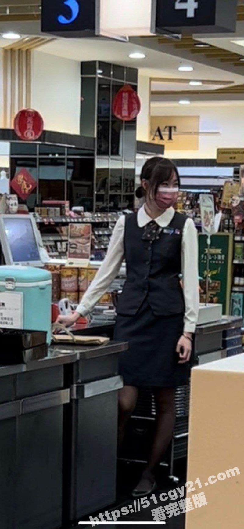 绿帽男把超市上班的女友献给好兄弟 自己在一旁淡定录像 看着黑丝小母狗被好兄弟后入爆操！ - 51吃瓜网-51吃瓜网