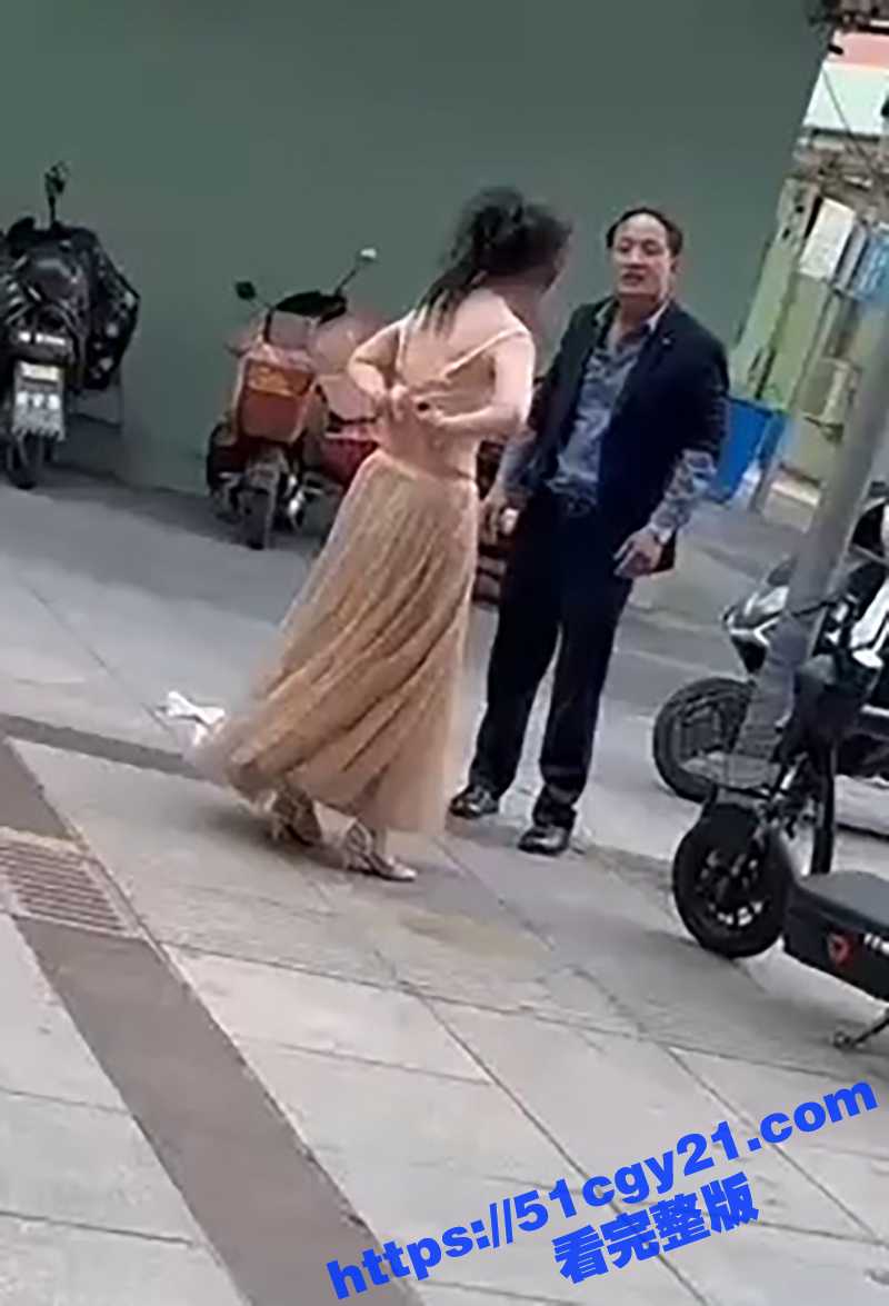 情侣吵架渣男竟逼美妇脱光还债!大奶美女赤裸崩溃大喊 好心路人出手帮忙 完整视频炸裂全网! - 51吃瓜网-51吃瓜网