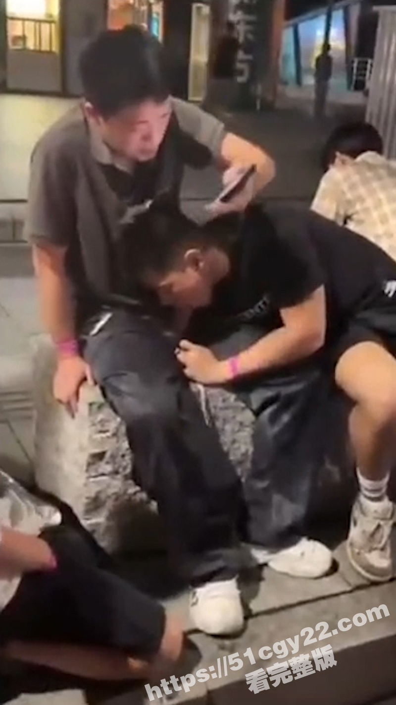 广州炸裂夜生活！PARK酒吧门口 惊现三男口交互吃 大尺度画面全网疯传 这是GAY圈狂欢大聚会吗？ - 51吃瓜网-51吃瓜网