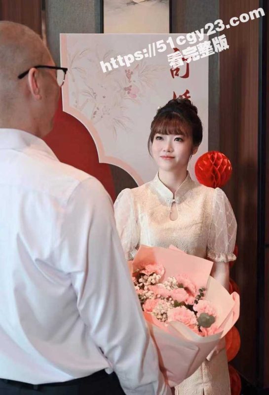 山东济南清纯美女 陈佳 刚订婚就被猥琐同事盯上 厕所偷拍大量放尿视频 生活照同步流出！-51吃瓜网