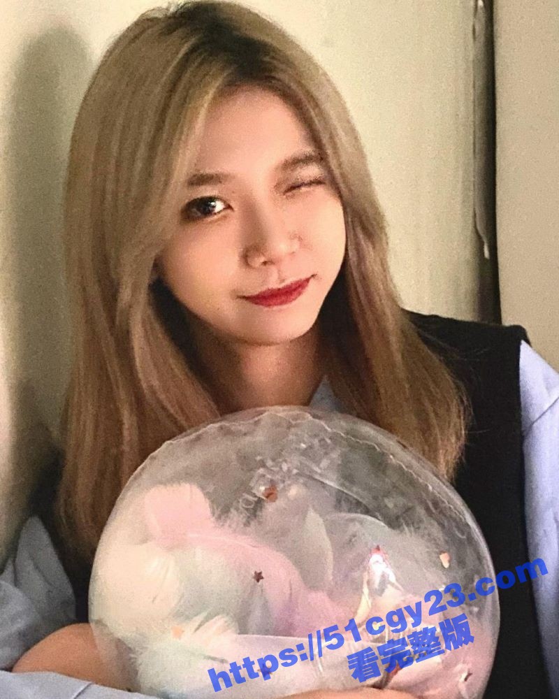 金发小网红尿尿惨遭偷拍 超美生活照和笑容吸粉无数 却被偷拍大神蹲点尾随 骚逼和屁股一览无余! - 51吃瓜网-51吃瓜网