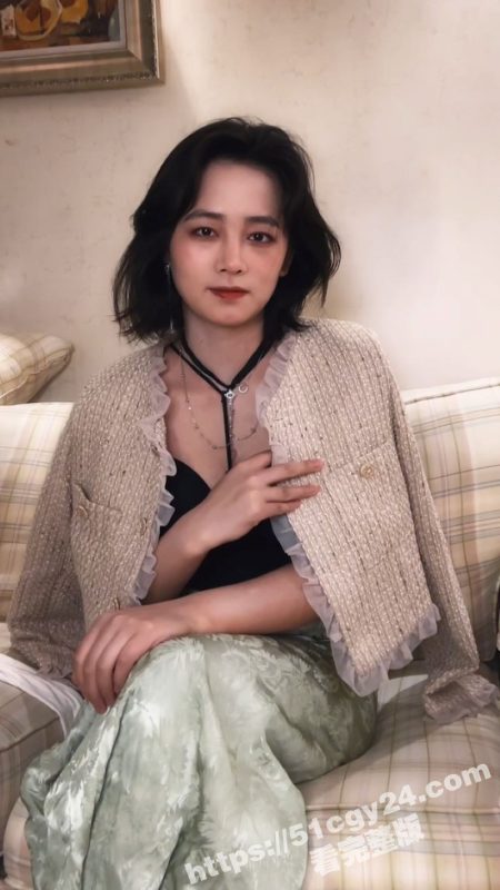 抖音网红 春晓来了 OL写真流出 黑丝包裹修长美腿 低胸衬衫挤出深沟 撩人姿势勾魂至极！-51吃瓜网