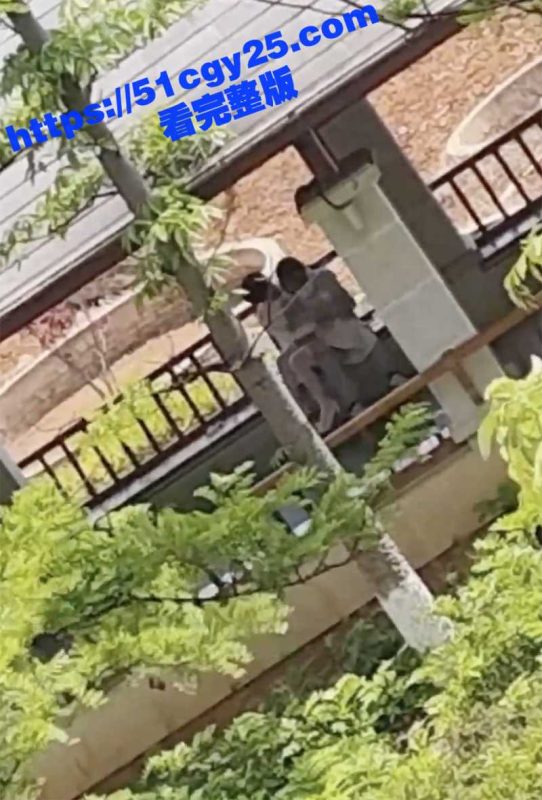 云南丘北县 小情侣户外公园 激情检查身体 视频遭全网疯传 小伙掀起裙子对女友下体展开3分钟的学术研究！-51吃瓜网