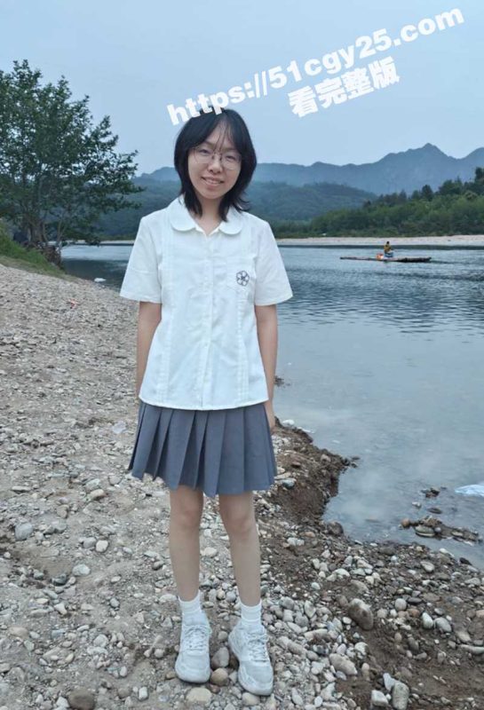 大二清纯眼镜妹不雅视频爆出！制服诱惑无套猛操 高举双腿秀骚穴 被大屌抽插爽到失神！-51吃瓜网
