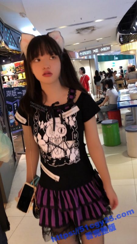 漫展三天偷拍无内萝莉！黑色网袜包裹圆润翘臀 粉嫩私处一览无余 诱惑到令人窒息！-51吃瓜网